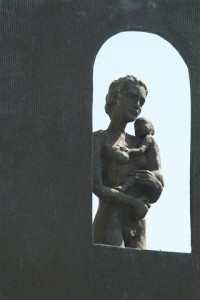 Detall d'una de les escultures al passeig de Trafalgar