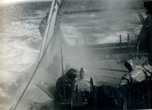 Tripulació de la nau Madobe feinejant amb temporal. Anys 80. (Foto d'autor desconegut cedida per Jordi Albiol a l'APT)